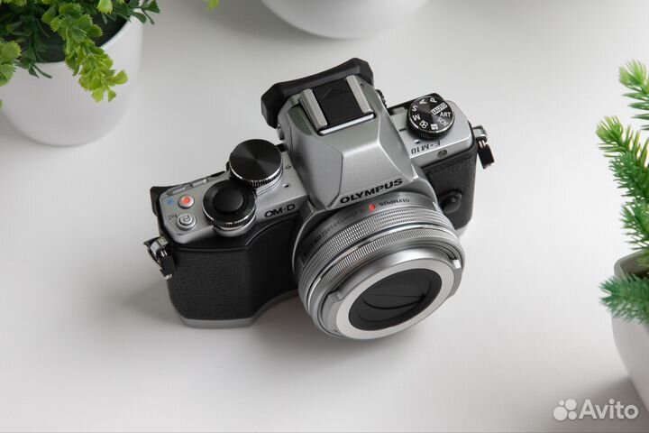 Olympus OM-D E-M10 Kit + Суперкомплект