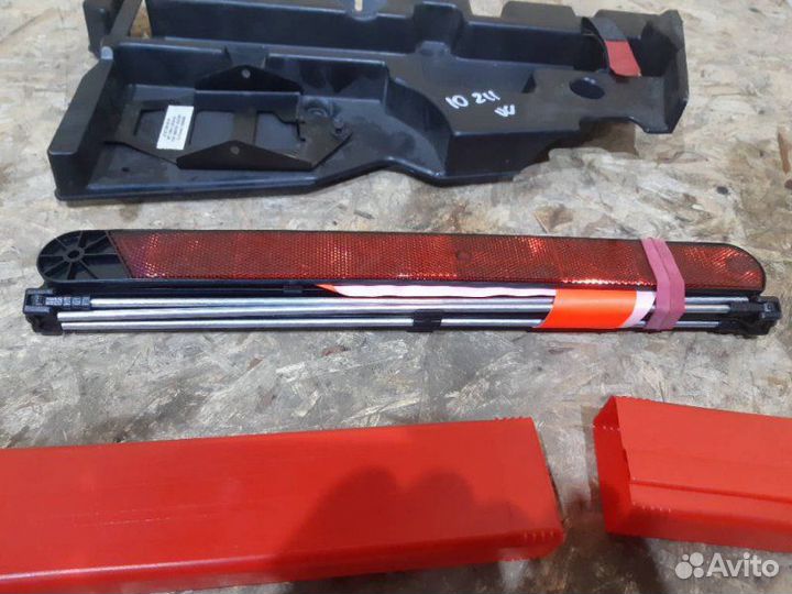 Знак аварийной остановки Mercedes-Benz E-Class