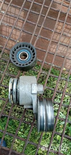 Ролик, натяжитель ремня генератора Renault Duster