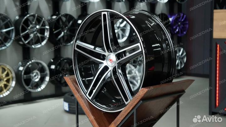 Литой диск в стиле vossen R17 5x100