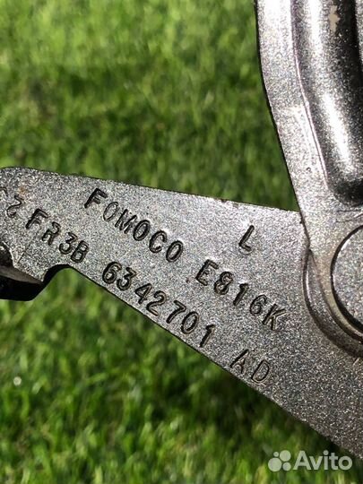 Петля крышки багажника левая Ford Mustang 6 S550