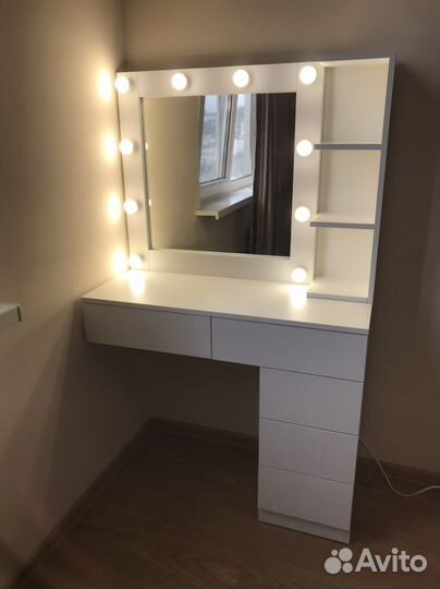 Столик для макияжа с зеркалом