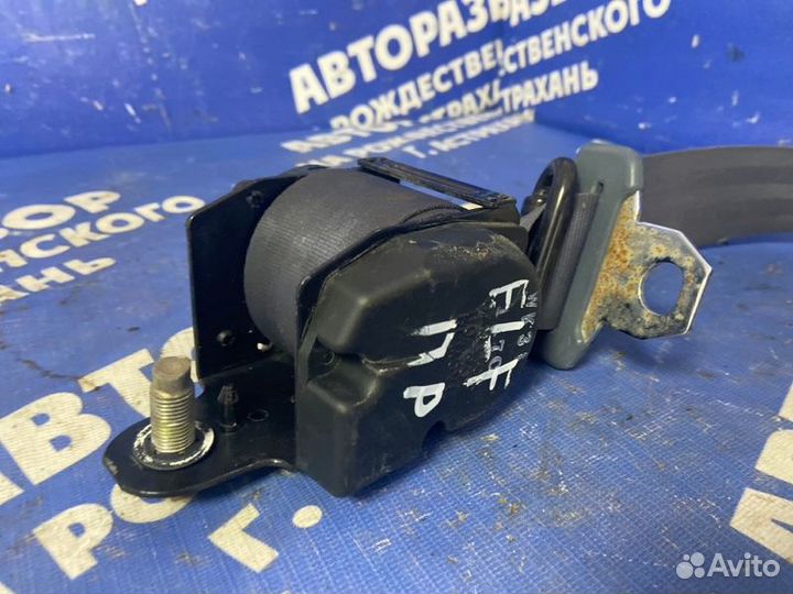 Передний правый ремень безопасности. Isuzu Elf