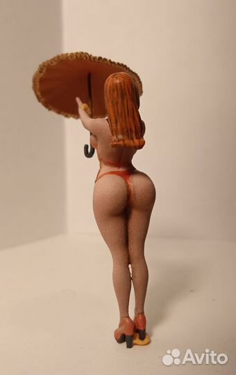 Фигурка девушка с зонтом ню эротика 1:43