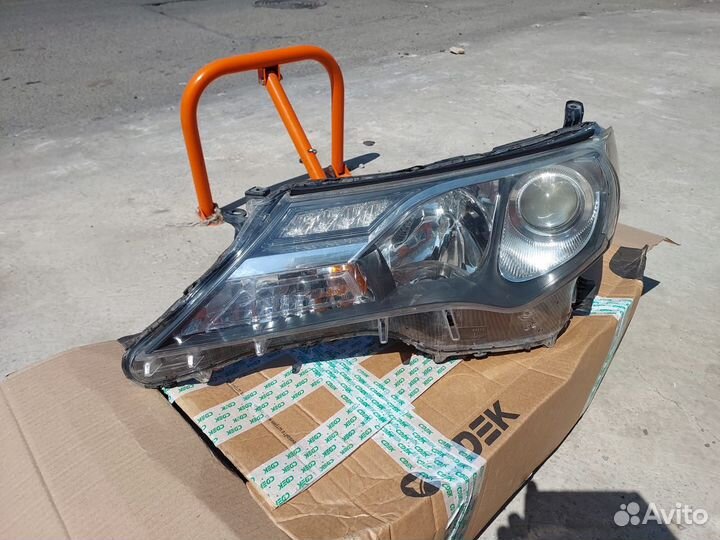 Фара левая Toyota RAV4 ксенон 13-15 8114542570