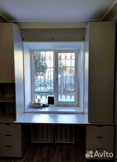 Детская рабочая зона у окна