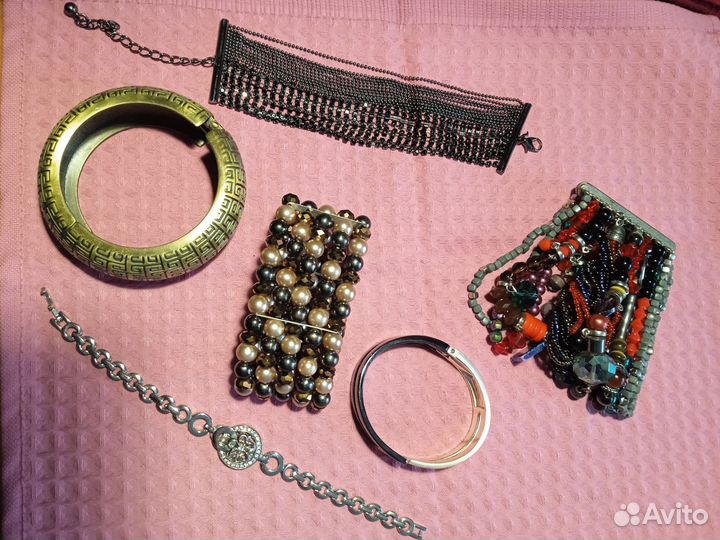 Браслеты и заколки для волос