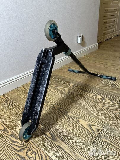 Трюковой самокат Striker