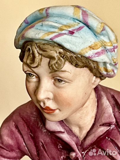 Продавщица фруктов Бисквитный фарфор.Capodimonte