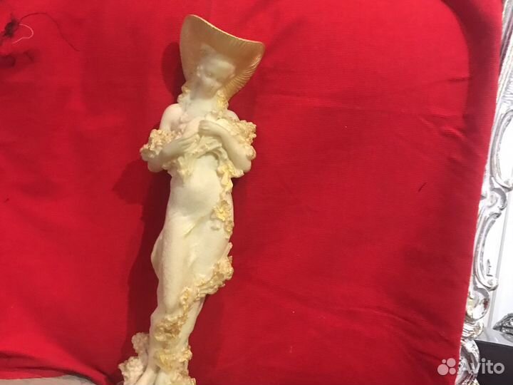 Статуэтка старинная Девушка в шляпе СССР