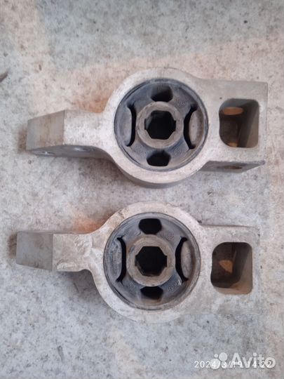 Сайлентблок задний передних рычагов на Шкоду Окт