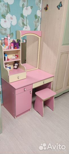 Столик с зеркалом для девочки