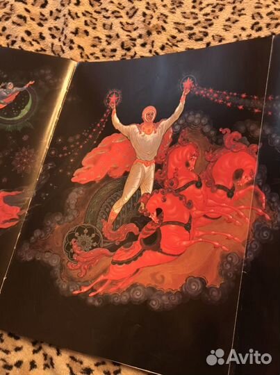 Книга-альбом о Ю. Гагарине (1982 г.)