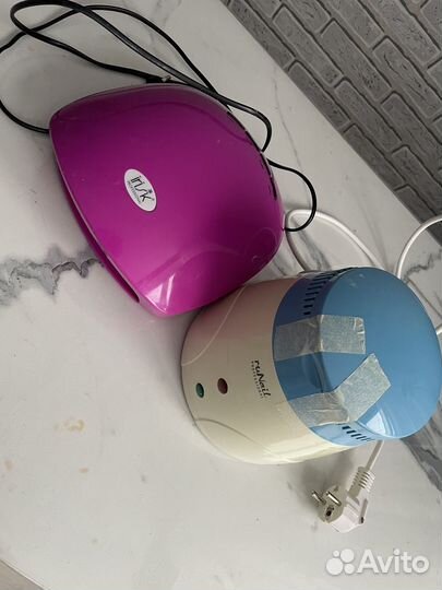 Стол, стулья, материалы для маникюра