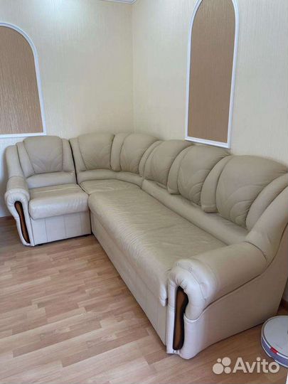 Кожаный диван