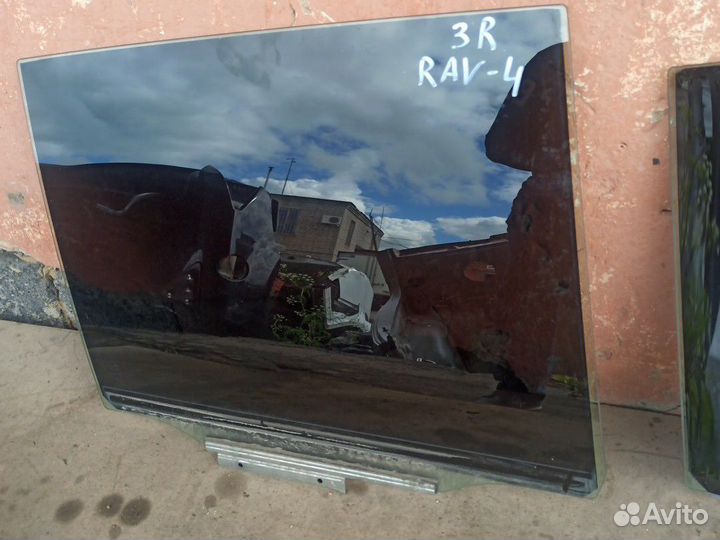 Заднее стекло toyota RAV4 2008 год
