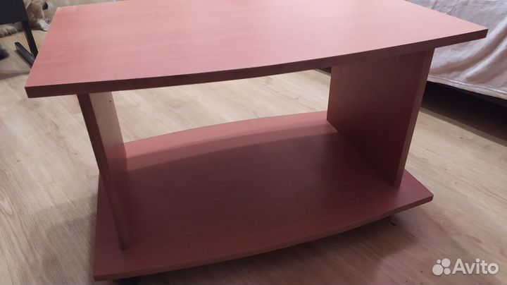 Столик на колесиках