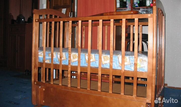 Детская кроватка с маятником и ящиком