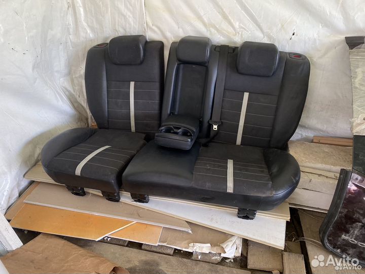 Задний ряд сидений Ford Kuga 1