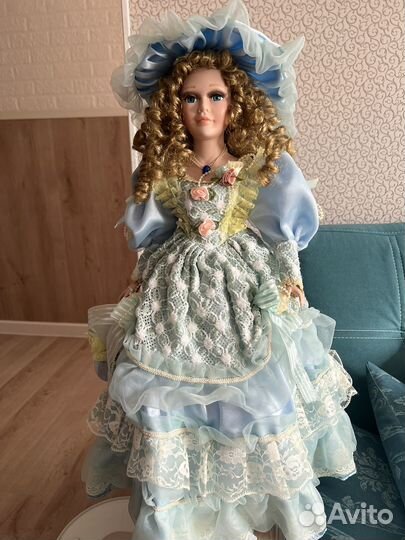 Кукла фарфоровая