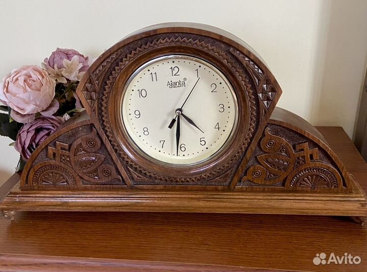 Часы настольные деревянные резные