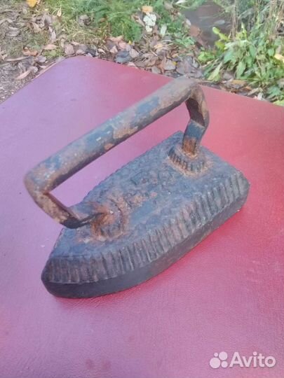 Старинный чугунный утюг