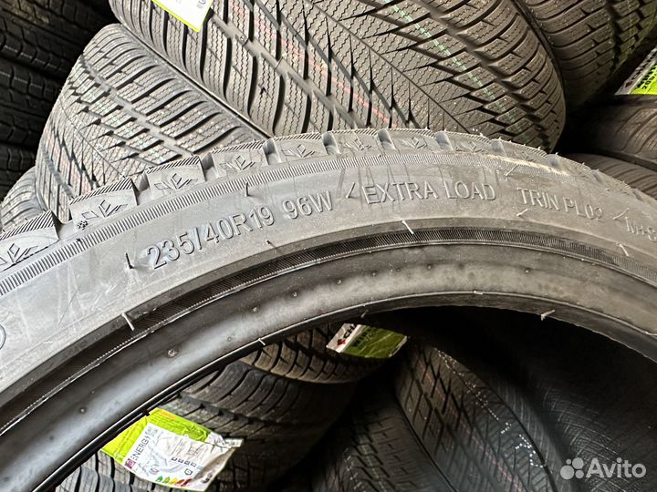 Triangle PL02 235/40 R19