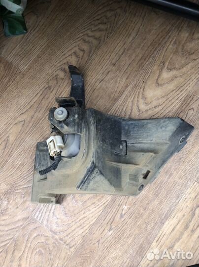 Противотуманная фара левая