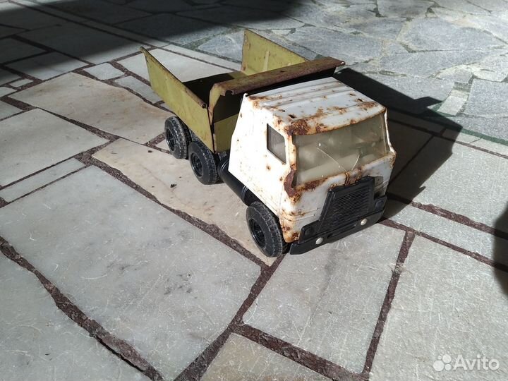 Металлическая машинка из 90-х