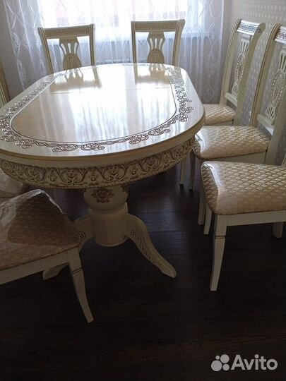 Кухонный стол и стулья