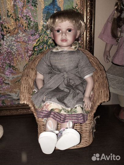 Кукла фарфоровая
