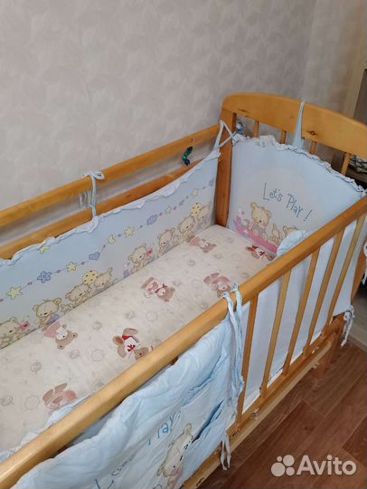 Детская кроватка с маятником