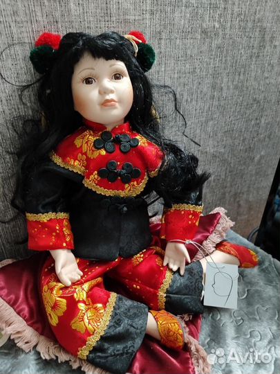 Кукла фарфоровая