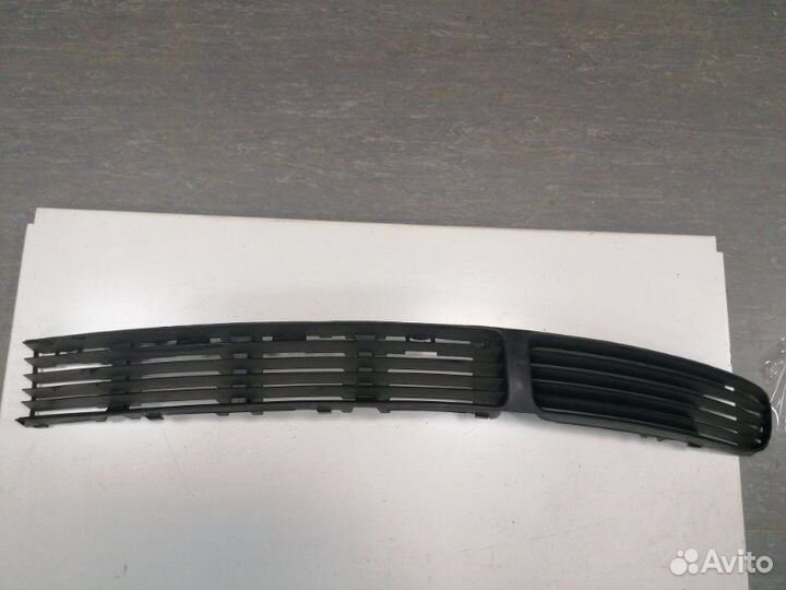 Решетка бампера левая Passat B5