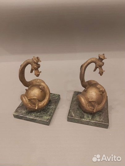 Статуэтка бронзовая змея с яблоком