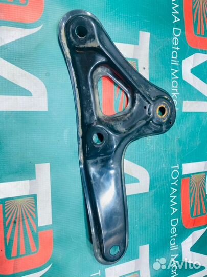 Крепление балки подвески переднее левое Toyota