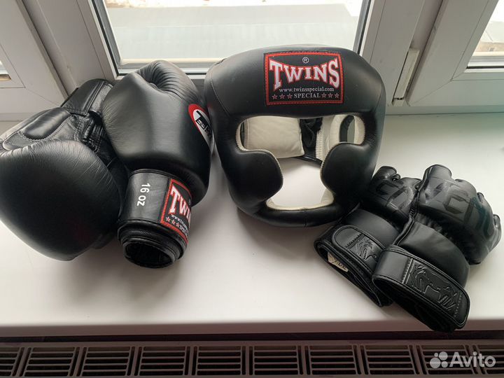 Боксерские перчатки Twins 16 oz, шлем twins