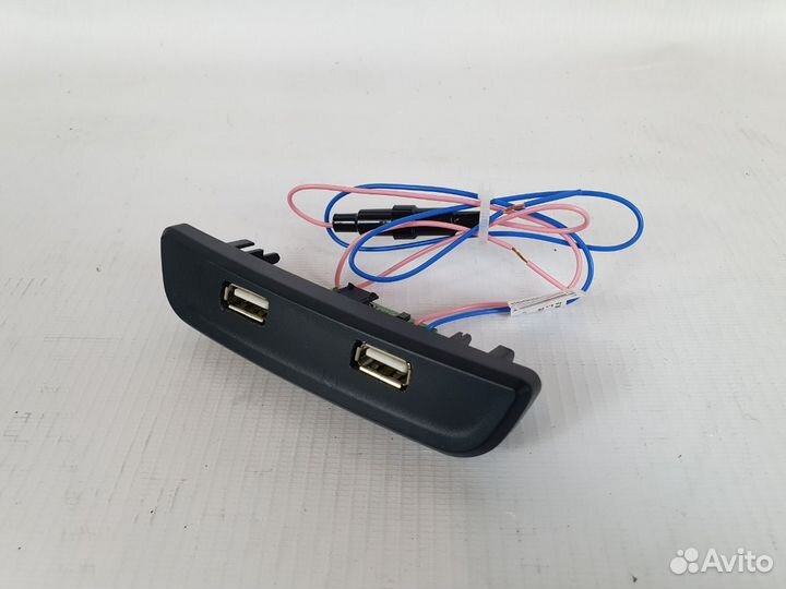 Зарядка USB в штатный подлокотник Веста