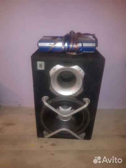 Сабвуфер и усилитель в автомобиль