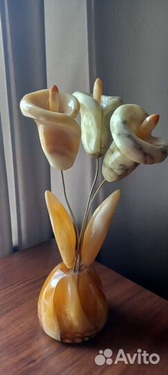 Каменные цветы в вазе