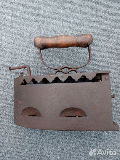 Продам старинный жаровый утюг