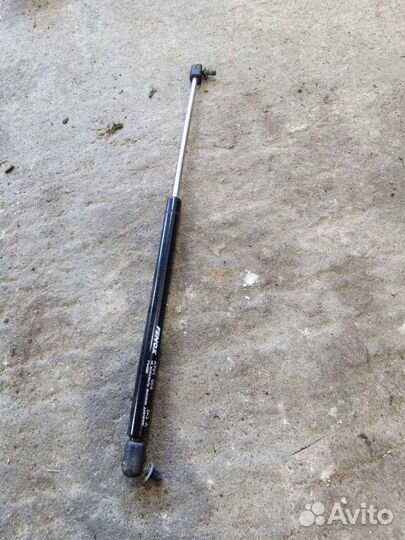 Амортизатор крышки багажника volkswagen golf 3