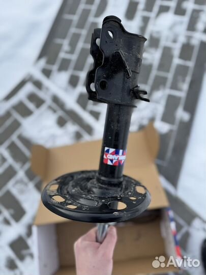 Амортизатор передний левый Nissan Teana 2