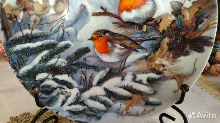 Тарелка серии Птицы зимой Малиновка на снегу