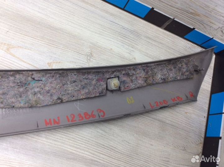 Обшивка стойки передняя правая Mitsubishi L200 KB