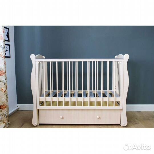 Кроватка детская с маятником