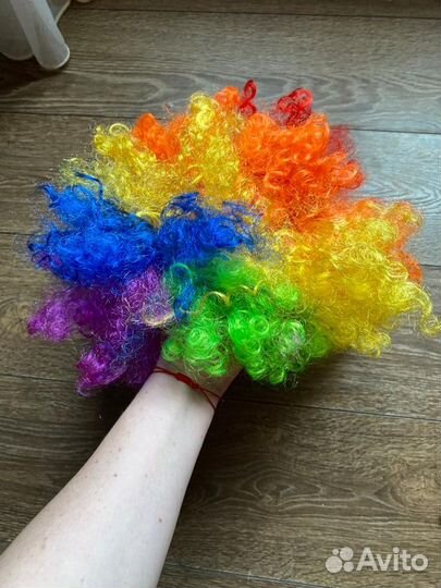 Парик клоуна и бабочка