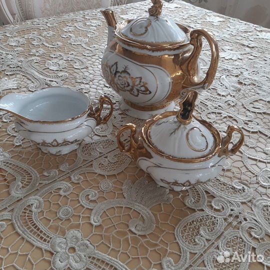 Чайник, сахарница,молочное, 4 чашки и 3 тарелки