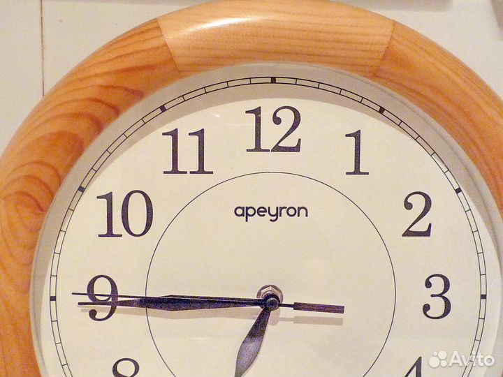 Часы электронные настенные в деревянном корпусе