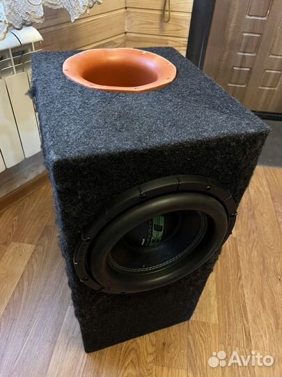 Сабвуфер в коробе на трубе